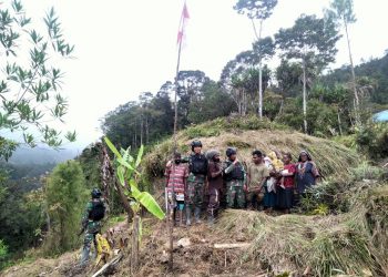 Berbekal Tulus dan Ikhlas Prajurit TNI Satgas Yonif RK 114/SM Laksanakan Pembuatan Honai Warga Binaan