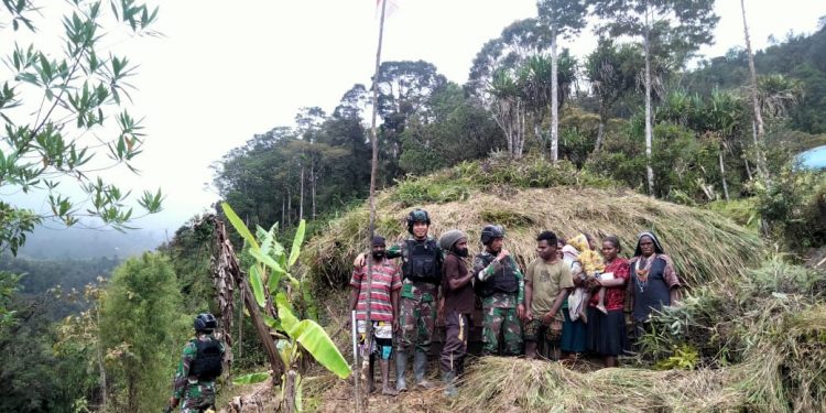 Berbekal Tulus dan Ikhlas Prajurit TNI Satgas Yonif RK 114/SM Laksanakan Pembuatan Honai Warga Binaan